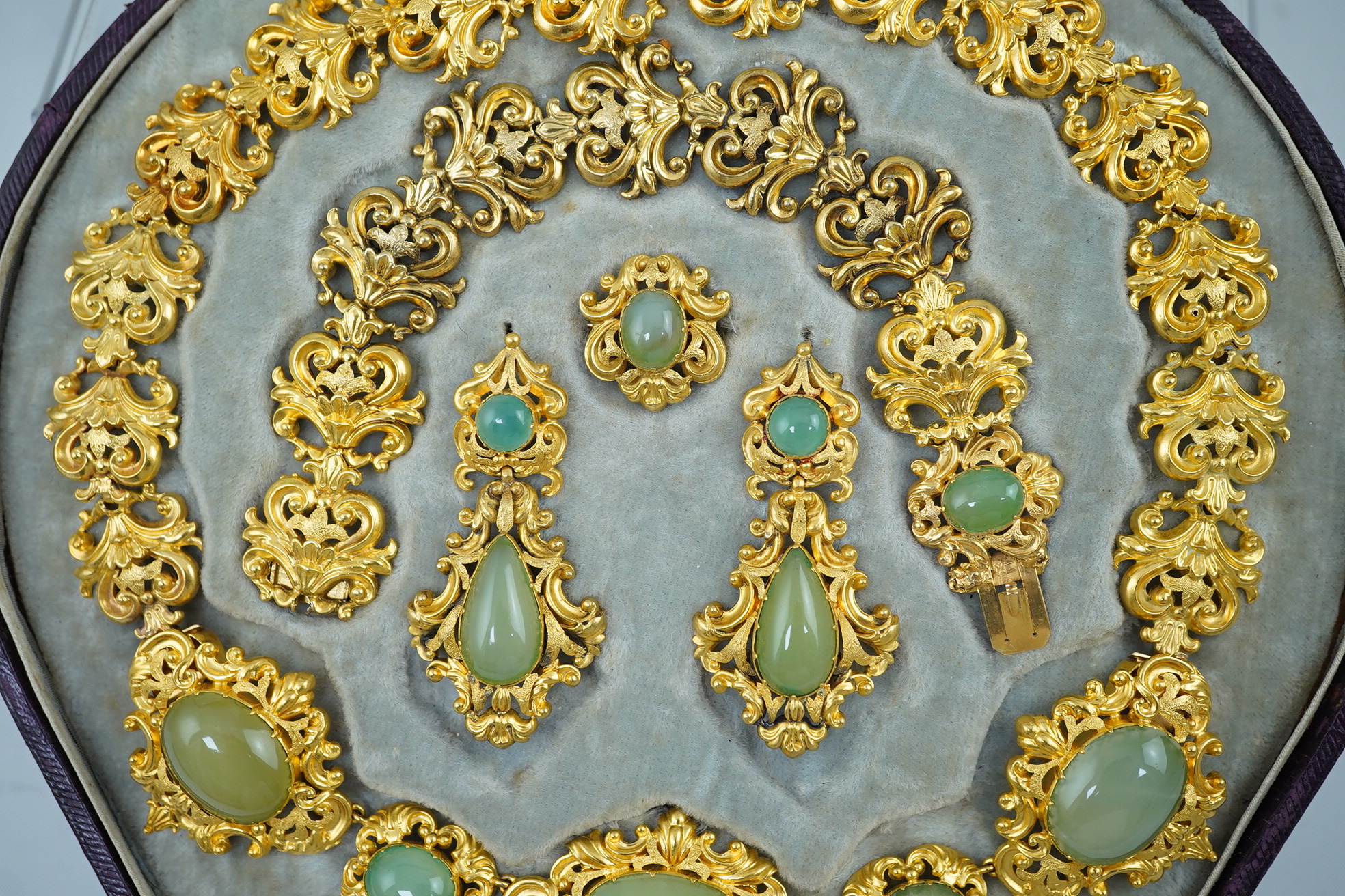 An early Victorian gold and cabochon chrysoprase? cluster set parure